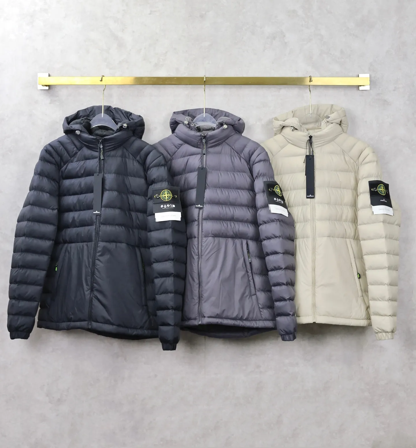 P380 Stone lsland/Stone Island temperature-locking outdoor hooded rib cotton jacket, outdoor king lightweight windproof and warm hooded cotton jacket, an order from the OEM, the quality is too good.  This cotton-padded jacket is made to be lightweight on the upper body, but also warmer than a down jacket. The requirements for fabric and filling are very high! This is also the most powerful thing about outdoor products, and the most rare thing is its portability, which is very light and comfortable. Everyone, don’t miss this cotton jacket. It is C cotton that is warmer than down.  The outdoor series of lightweight cotton jackets are filled with military-grade P cotton. They are fluffy, lightweight and definitely more insulating than ordinary down jackets!  The workmanship and materials used are by no means comparable to ordinary cotton clothing. The fabric is windproof and breathable. The upper body is as if it is tailor-made. It is quite precise. The custom zipper is very smooth. It is definitely the ceiling in cotton clothing. It is classic and versatile, has excellent wear resistance and is durable.  C cotton filling is the filling used for birds. It is in sync with the brand. It is light and warm. It can still keep warm even in a humid environment. This is a kind of warmth that down can not achieve. It is very easy to match!  The brim and cuffs are elastically gathered and tightly wound! The accessories on the hem are made of fasteners supplied by customers from the island country, which can still be used at -20℃! In terms of fit, the excellent ergonomic tailoring design fits the body proportions, making it stylish and comfortable! Such a cotton coat is really rare. Color: Black Dark Gray Khaki Size: L 134 68.5 62.5 80 138 70 64 Manual measurement. There may be slight errors. The actual body shall prevail.